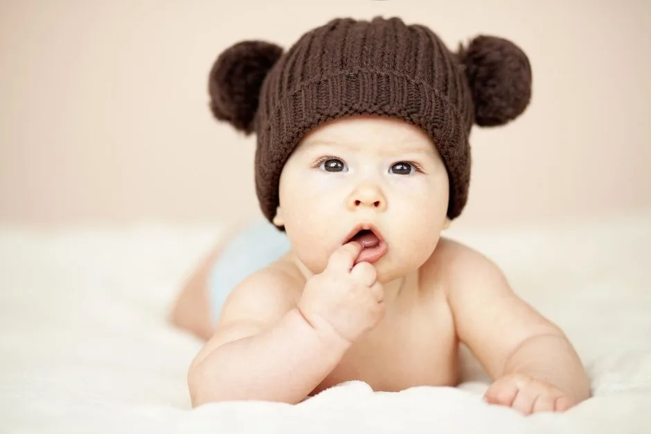 ¿Es malo alumbrar los ojos de mi bebé? - Mamas360