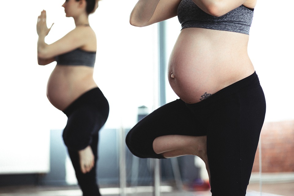 Yoga en el embarazo - Beneficios y contraindicaciones - Mamás360