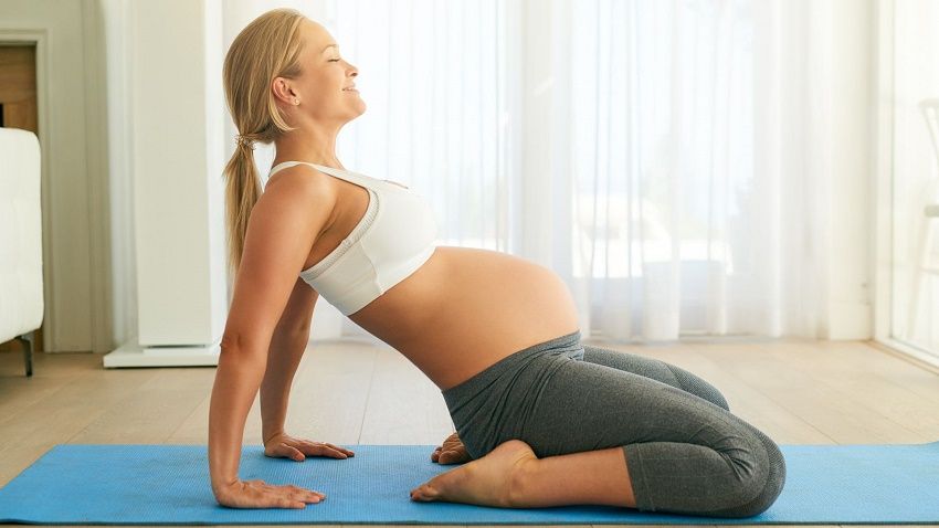 Yoga en el embarazo - ejercicios - Mamás360