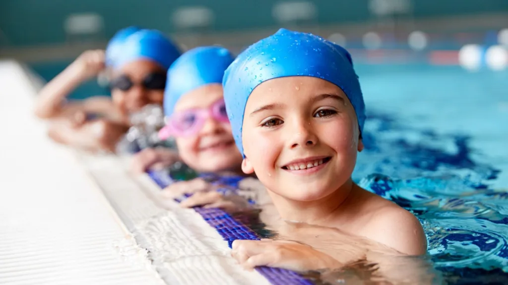 Beneficios de la natación infantil y actividad deportiva en bebés mamas360
