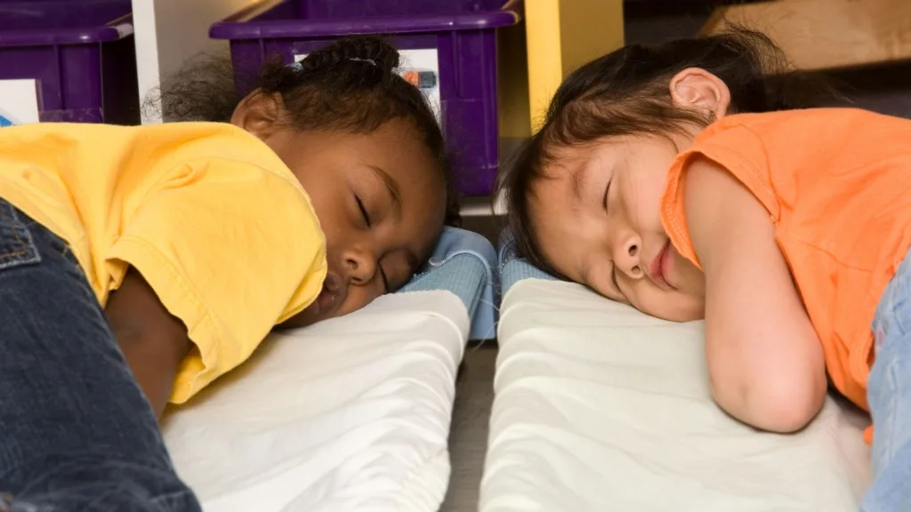 Importancia de las siestas infantiles en el rendimiento escolar mamas360